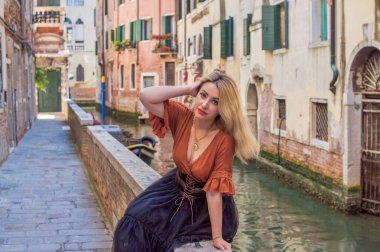 Seyahat konsepti, Venedik 'teki turist kadın illüstrasyonu, açık hava manzarası.