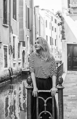 Seyahat konsepti, Venedik 'teki turist kadın illüstrasyonu, açık hava manzarası.