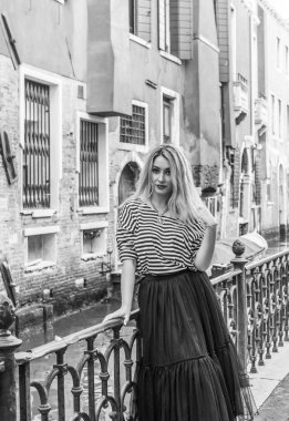 Seyahat konsepti, Venedik 'teki turist kadın illüstrasyonu, açık hava manzarası.