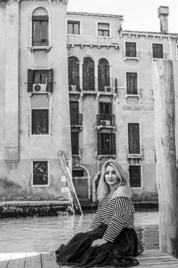 Seyahat konsepti, Venedik 'teki turist kadın illüstrasyonu, açık hava manzarası.