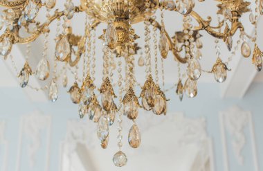 Altın ve mavi tonlarda klasik avize, oturma odası eski para sahnesi. İç mekan fotoğrafı