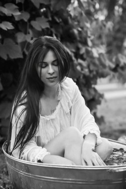 Eski Avrupa büyüsü, Mistik Pagan sahnesi, kırsal banyodaki kadın, ayinler. Suda sihirli kehanet, ayin