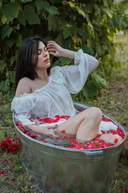 Eski Avrupa büyüsü, Mistik Pagan sahnesi, kırsal banyodaki kadın, ayinler. Suda sihirli kehanet, ayin