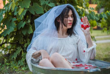 Eski Avrupa büyüsü, Mistik Pagan sahnesi, kırsal banyodaki kadın, ayinler. Suda sihirli kehanet, ayin