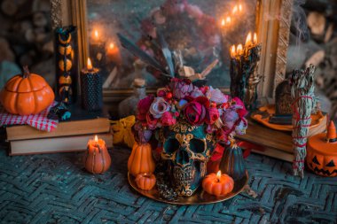 Cadılar Bayramı partisi için bir başka dizayn olan mum sahnesi, sonbahar tatilleri için bir şeyler.