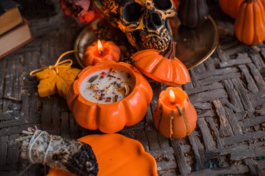 Cadılar Bayramı partisi için bir başka dizayn olan mum sahnesi, sonbahar tatilleri için bir şeyler.