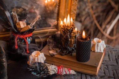 Cadılar Bayramı partisi için bir başka dizayn olan mum sahnesi, sonbahar tatilleri için bir şeyler.