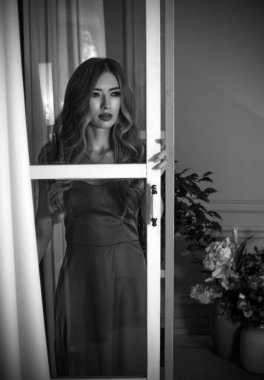 Kırmızı kokteyl elbiseli, uzun sarı saçlı kadın, modaya uygun trendler. Dolabın ayrıntıları