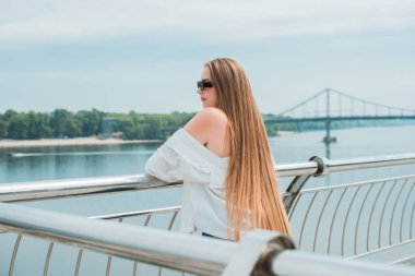 Gençlik konsepti. Güzel güzel Slav güzeli, uzun sarı saçlı, şehir sokağındaki kız, açık hava portresi.