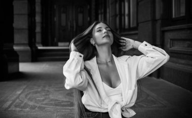 Gençlik konsepti. Güzel güzel Slav güzeli, uzun sarı saçlı, şehir sokağındaki kız, açık hava portresi.