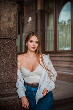 Gençlik konsepti. Güzel güzel Slav güzeli, uzun sarı saçlı, şehir sokağındaki kız, açık hava portresi.