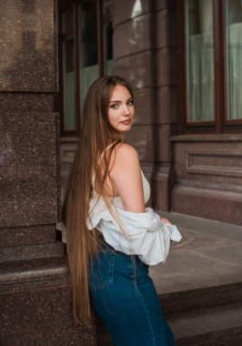 Gençlik konsepti. Güzel güzel Slav güzeli, uzun sarı saçlı, şehir sokağındaki kız, açık hava portresi.