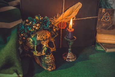 Mumlu mistik sahne. Kader kehaneti. Cadılar Bayramı konsepti, detaylar ve ev için dekor