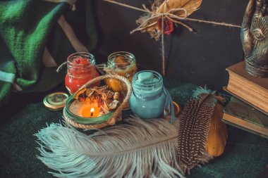 Mumlu mistik sahne. Kader kehaneti. Cadılar Bayramı konsepti, detaylar ve ev için dekor