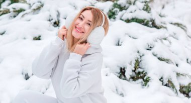 Beyaz yünlü kostüm, spor giysi ve kabarık kulaklar içinde sevimli bir kız.