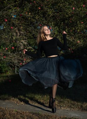 Karanlık özgürlük nefesiyle dans eden bale kostümlü zarif balerin. Güzel sanat dansı kavramı