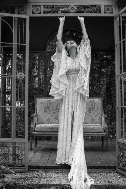 Uzun dantelli, püsküllü, modern klasik karışım tarzlı Bohem Hippi gelini. Kadınlar için trendler.