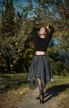 Karanlık özgürlük nefesiyle dans eden bale kostümlü zarif balerin. Güzel sanat dansı kavramı