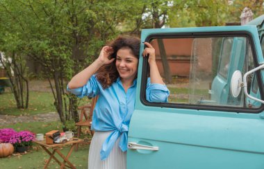 Bohemian vintage atmosferdeki İtalyan kadın, 60-70 yaşlarında, modern kadın yaşam tarzı