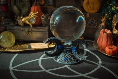 Cadılar Bayramı ayrıntıları, gizemli atmosferdeki ürkütücü mumlar.