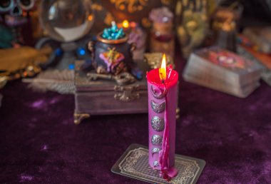 Negatif enerji tükeniyor. Gizemli içerik için mistik sahne, mum yanıyor, alev. Kader ve öngörü 