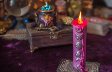 Negatif enerji tükeniyor. Gizemli içerik için mistik sahne, mum yanıyor, alev. Kader ve öngörü 