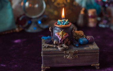 Negatif enerji tükeniyor. Gizemli içerik için mistik sahne, mum yanıyor, alev. Kader ve öngörü 