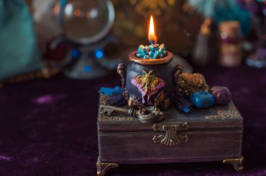 Negatif enerji tükeniyor. Gizemli içerik için mistik sahne, mum yanıyor, alev. Kader ve öngörü 