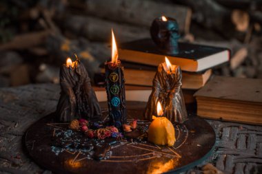 Negatif enerji tükeniyor. Gizemli içerik için mistik sahne, mum yanıyor, alev. Kader ve öngörü 