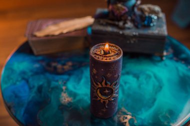 Negatif enerji tükeniyor. Gizemli içerik için mistik sahne, mum yanıyor, alev. Kader ve öngörü 