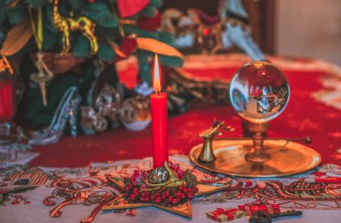 Kış Tatili konsepti. Noel ve Yeni Yıl sahneleri, evde yanan sıcak mumlar ve diğer dekorasyonlar.