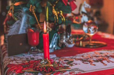 Kış Tatili konsepti. Noel ve Yeni Yıl sahneleri, evde yanan sıcak mumlar ve diğer dekorasyonlar.