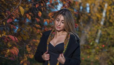 Siyah yün ceketli sarı saçlı kadın ve altın atkı, kadınlar için moda, gerçek açık hava fotoğrafı.