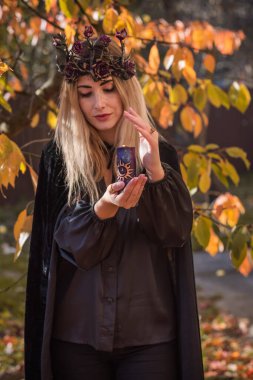 Mum kadın ellerinde yanar, okültizmin gücü, pagan ya da cadı kavramı