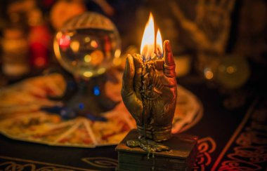 Kehanet ve fal bakımı. Kristal küre ve mumla mistik sunak