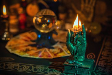 Kehanet ve fal bakımı. Kristal küre ve mumla mistik sunak