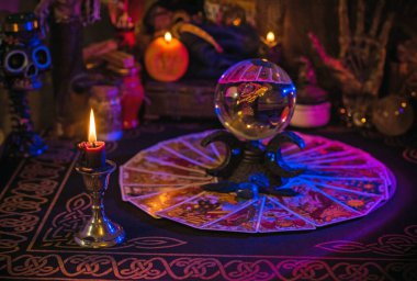 Kehanet ve fal bakımı. Kristal küre ve mumla mistik sunak