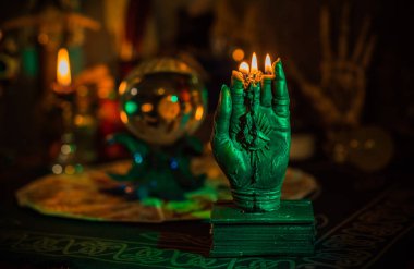 Kehanet ve fal bakımı. Kristal küre ve mumla mistik sunak