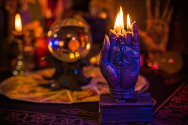 Kehanet ve fal bakımı. Kristal küre ve mumla mistik sunak