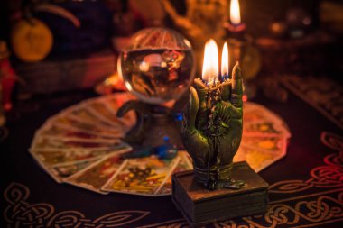 Kehanet ve fal bakımı. Kristal küre ve mumla mistik sunak