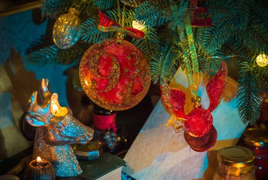 Parlak oyuncakları, hediyeleri ve mumları olan sihirli Noel ağacı. İlham verici tatil atmosferi, büyülü sihirbazlık okulu gibi mistik atmosfer.