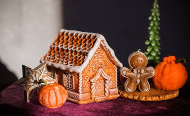 Masada Noel sıcacık sihirli detayları var. Mumlarla Noel arifesi öngörüsü.