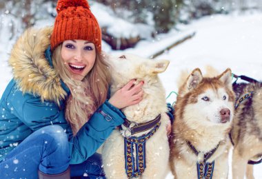 Noel sahnesinde köpekli bir kadın, kar altında açık hava portresi. Tatillerde pozitif titreşimler ve duygular