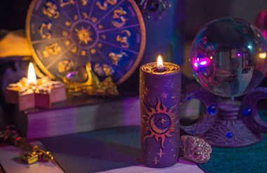 Mihrapta mum yanar, mumlar arasında sihir, temiz negatif enerji, cadı kavramı.