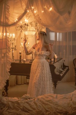 Mumların büyüsüne yakın gelin Avrupalı kadın, sihirli özellikler, ritüeller ve ezoterik kavramlar