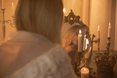 Mumların büyüsüne yakın gelin Avrupalı kadın, sihirli özellikler, ritüeller ve ezoterik kavramlar