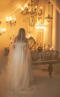 Mumların büyüsüne yakın gelin Avrupalı kadın, sihirli özellikler, ritüeller ve ezoterik kavramlar