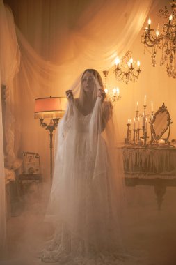 Mumların büyüsüne yakın gelin Avrupalı kadın, sihirli özellikler, ritüeller ve ezoterik kavramlar