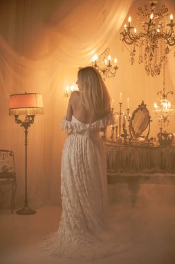 Mumların büyüsüne yakın gelin Avrupalı kadın, sihirli özellikler, ritüeller ve ezoterik kavramlar