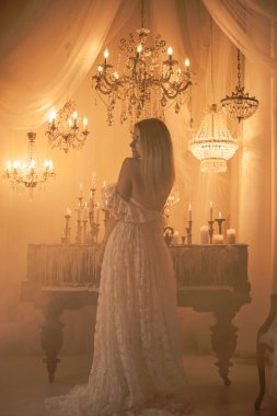 Mumların büyüsüne yakın gelin Avrupalı kadın, sihirli özellikler, ritüeller ve ezoterik kavramlar